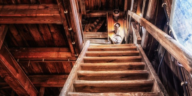 Hoe schilder ik een houten trap