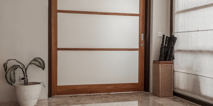 Een goedkope en functionele vloer creëer je met betonlook van PVC