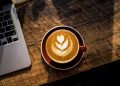 Ben je op zoek naar een eenvoudige manier om snel lekkere koffie te kunnen zetten op het werk? Dan is een vriesdroog koffieautomaat, ofwel een instant koffiemachine, een prima oplossing. Twijfel jij nog tussen een koffiemachine met koffiebonen of een instant koffiemachine voor jouw bedrijf? We zetten de grootste voordelen van een instant koffiemachine voor je op een rijtje. Zo wordt het maken van een keuze direct een stuk gemakkelijker! Voorheen was instant koffie niet iets om over te pochen. Het was iets wat je even snel dronk als het écht niet anders kon. Maar diende zeker niet als visitekaartje voor je bedrijf. Inmiddels is dit imago echter zeker niet meer terecht. Er zijn tegenwoordig zeer kwalitatieve instant koffiemachines. Gevriesdroogde koffie is namelijk vandaag de dag van topkwaliteit en bijna niet meer te onderscheiden van vers gezette koffie van koffiebonen. Met een eigen instant koffiemachine zet jij binnen een handomdraai de lekkerste koffie of cappuccino. Nog niet overtuigd? Hieronder volgen nog enkele grote voordelen. In een oogwenk gezet Het grootste voordeel van instant koffie zit hem eigenlijk al in de naam. Instant koffie wordt namelijk in een ‘instant’ gemaakt. De meeste koffie wordt in nog geen 8 seconden gemaakt. Hierdoor hoef je dus geen minuten meer te wachten tot je van de lekkerste koffie kunt genieten. Dat is niet alleen prettig voor jou, maar ook voor het functioneren van het bedrijf. Hierbij lever je namelijk niet een groot deel van de koffiepauze in met enkel het zetten van een lekker kopje koffie. Met instant koffie geniet je binnen mum van tijd van lekkere koffie, zodat de pauze optimaal benut kan worden. Relatief weinig onderhoud Wanneer je iedere keer een nieuwe pot koffie moet zetten, dan vergt dit ook de nodige aandacht. Je zal de koffiemachine telkens even schoon moeten maken om de hygiëne te waarborgen. Eén van de grootste voordelen van een instant koffiemachine is dat dit niet meer noodzakelijk is. Deze koffiemachine creëert namelijk nauwelijks onderhoud. Je hebt er eigenlijk de hele dag geen omkijken naar. Mensen kunnen geheel naar wens koffie ‘tappen’ en je hoeft pas aan het einde van de dag het apparaat even snel te spoelen en de mixkom schoon te maken. Dit kost nauwelijks tijd. Nog een groot voordeel van een instant koffiemachine is dat deze geen afval produceert. De koffie wordt namelijk gezet met koffie en lost hier volledig in op. Hierdoor blijven er geen resten achter die vervolgens weggegooid moeten worden. Zo druk je ook nog eens minder je stempel op het milieu. Win-win! Goedkoop Goedkoop is duurkoop. Zo wordt vaak gezegd. Maar dit is bij een instant koffiemachine zeker niet het geval. Dit is namelijk niet alleen financieel aantrekkelijk, maar er zitten ook nog eens weinig nadelen aan verbonden. De koffie is smakelijk, zal snel worden gezet, het vergt weinig onderhoud én ook nog eens weinig financiële verrassingen. Hierdoor is het geen wonder dat het ook voor werkgevers een zeer aantrekkelijk apparaat is.