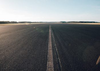 Van ruwe grond tot strakke wegen: hoe asfalt wordt verwerkt