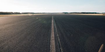 Van ruwe grond tot strakke wegen: hoe asfalt wordt verwerkt